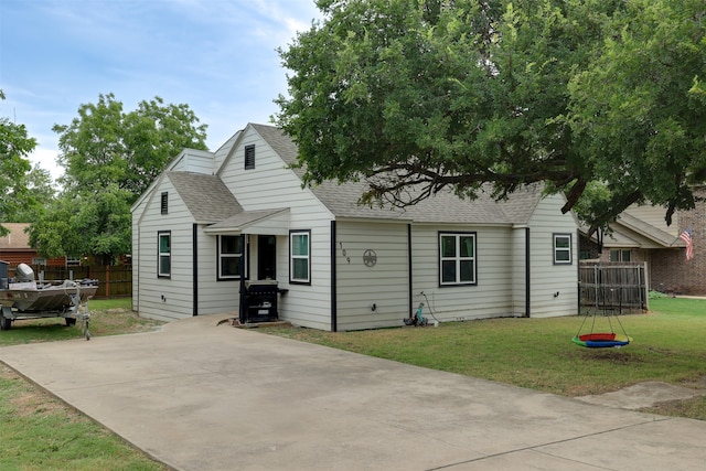 view of front facade featuring a front yard