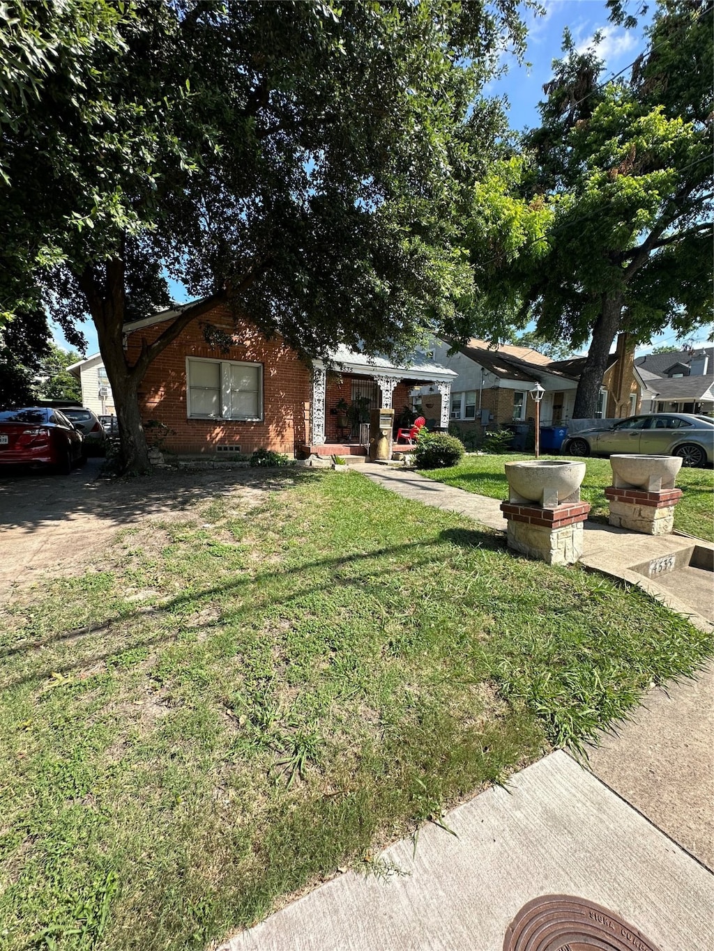 single story home with a front yard