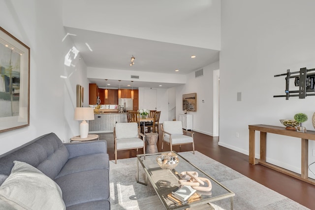 living room featuring recessed lighting, visible vents, baseboards, and dark wood-type flooring