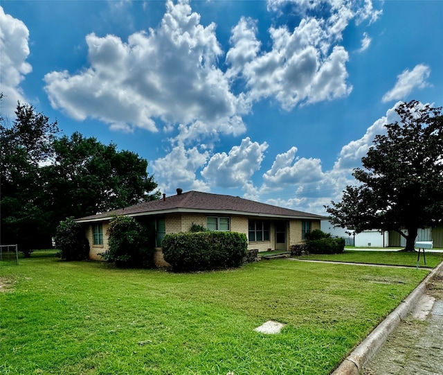 single story home with a front lawn