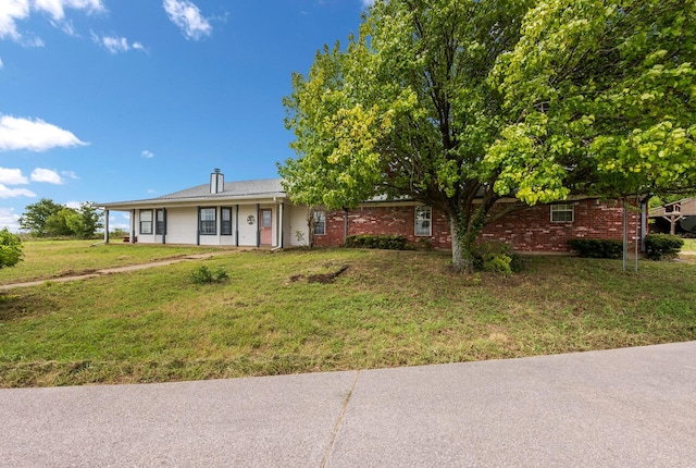 ranch-style home featuring a front yard