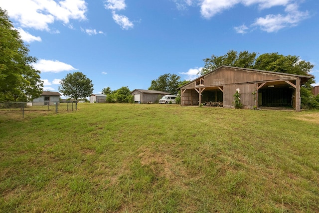 view of yard featuring an outdoor structure