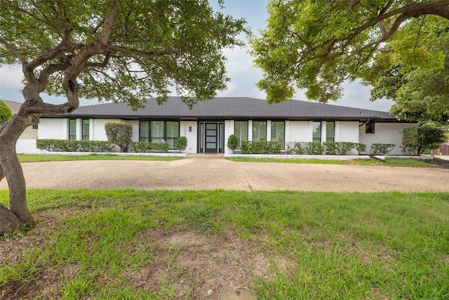 single story home with a front yard