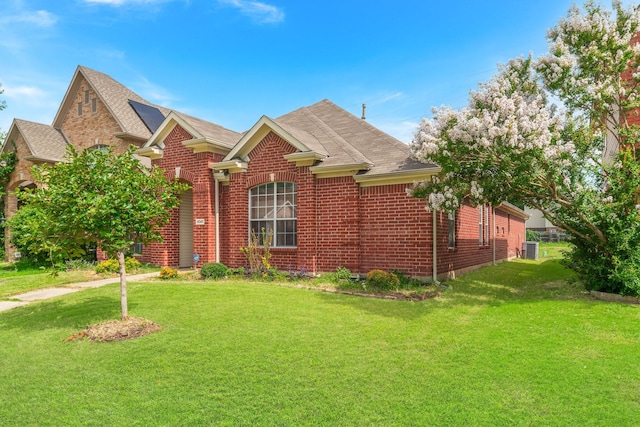 view of front facade featuring a front yard