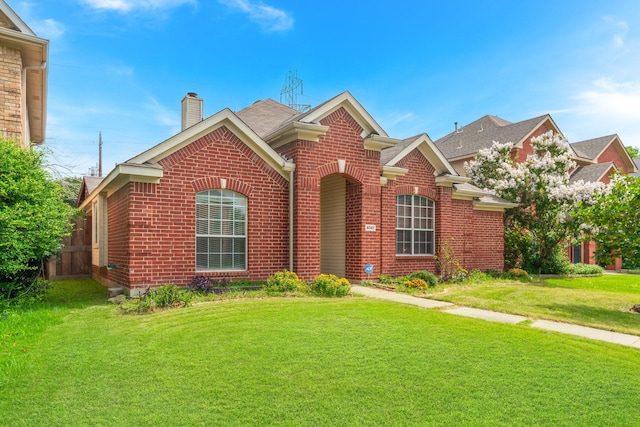 view of front facade featuring a front yard