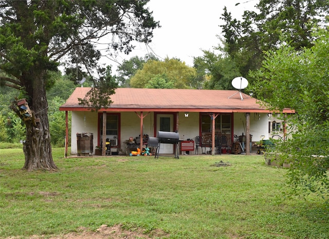 view of front of home featuring a front lawn