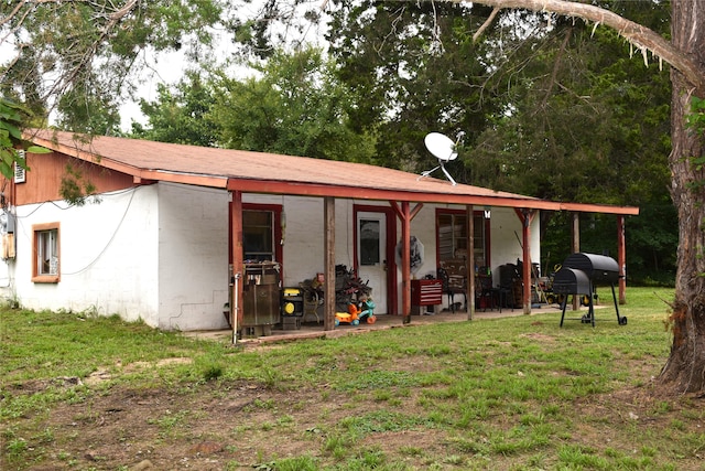 back of house featuring a lawn