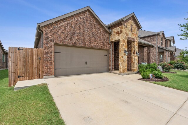 view of front of property featuring a front lawn and a garage