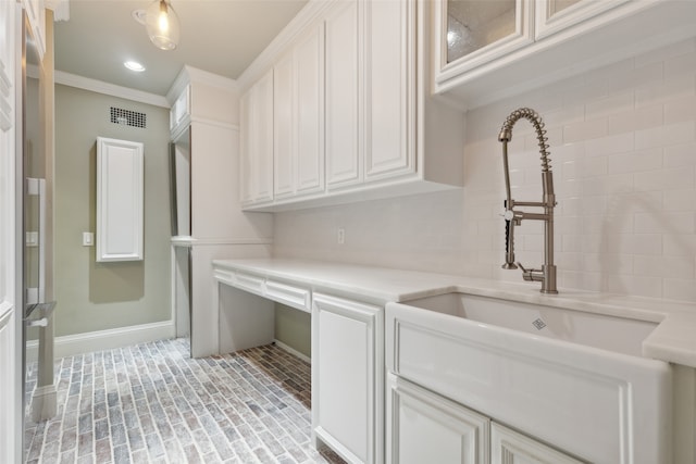 laundry room featuring sink and ornamental molding