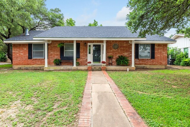 1302 E Franklin St, Hillsboro, TX 76645 - ranch-style home with a front lawn