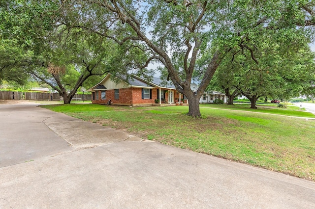 1302 E Franklin St, Hillsboro, TX 76645 - ranch-style home with a front lawn