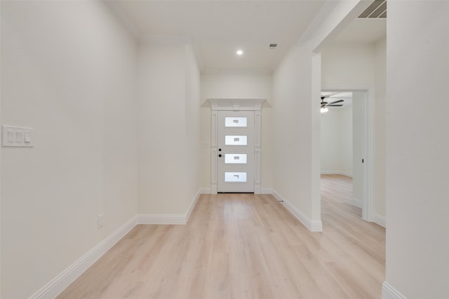 entryway featuring light hardwood / wood-style floors, ceiling fan, and ornamental molding