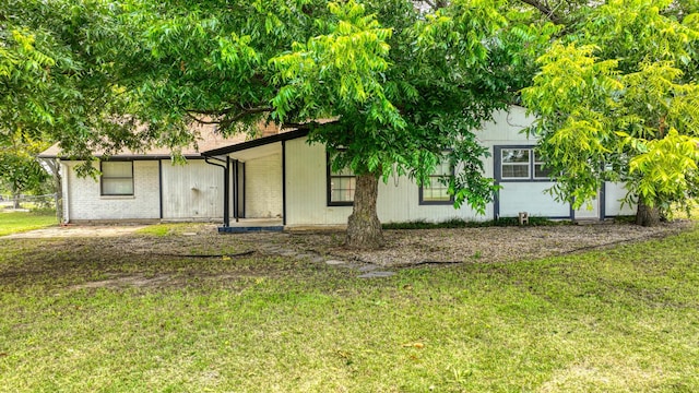 view of front of property featuring a front lawn