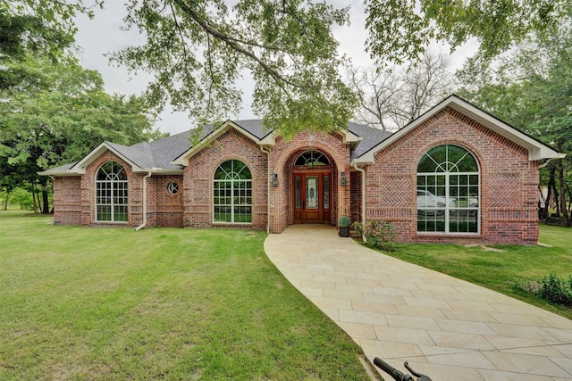 view of front facade featuring a front lawn