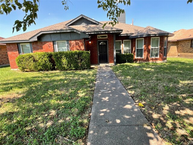 view of front of property featuring a front lawn