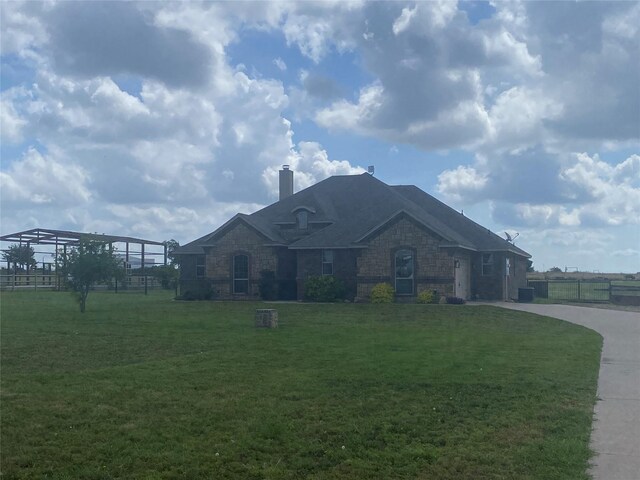 view of front of home featuring a front yard