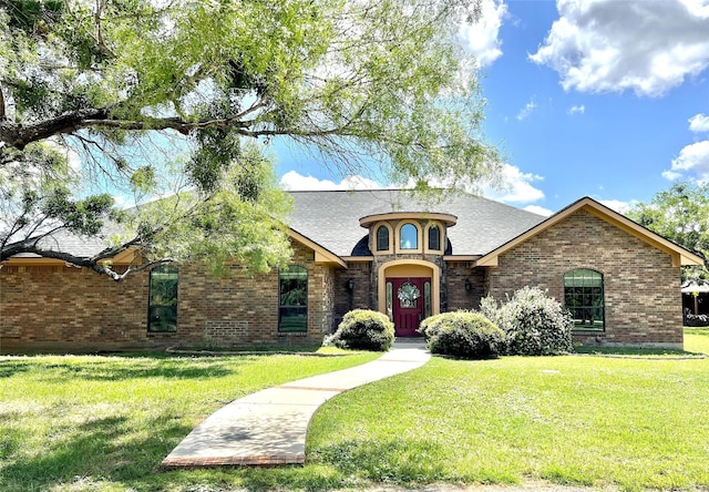 view of front of home featuring a front lawn