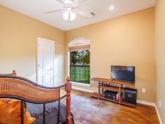 bedroom with ceiling fan