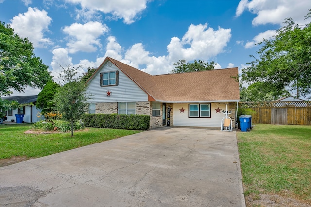 view of front of home featuring a front yard