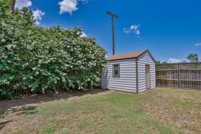 view of yard featuring a storage unit