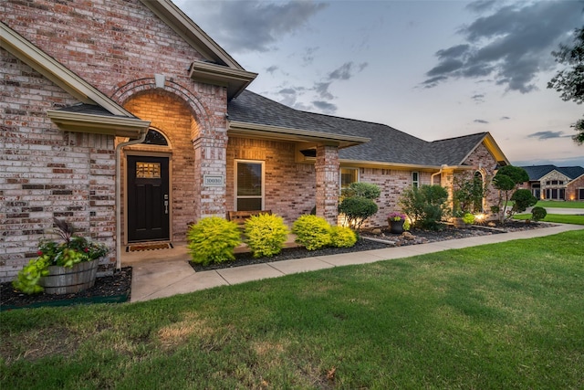 view of front of house featuring a yard