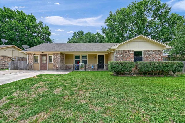 single story home with a front yard