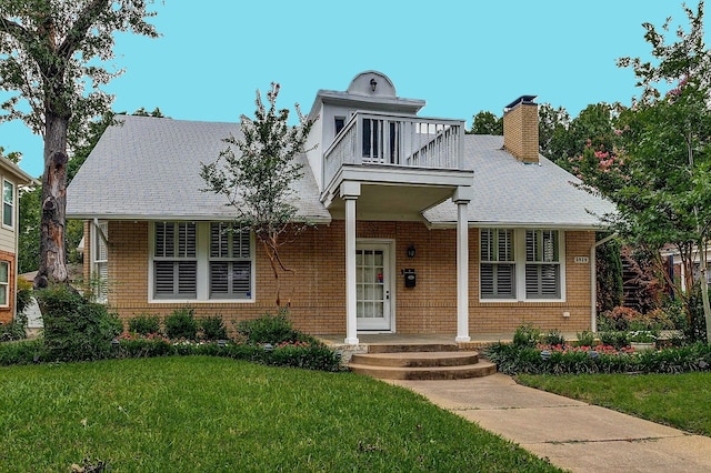 view of front of property featuring a front yard