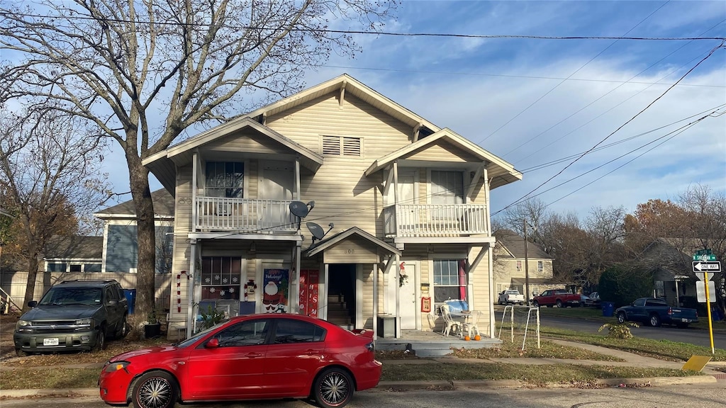 view of front of property featuring a balcony