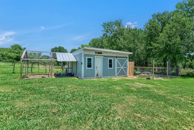 view of yard with an outdoor structure