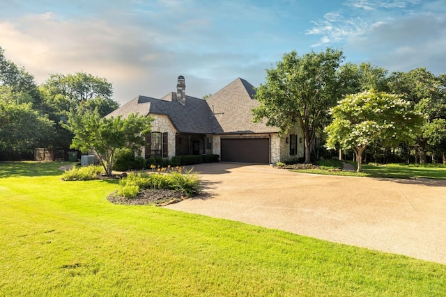 view of front facade featuring a garage and a front yard