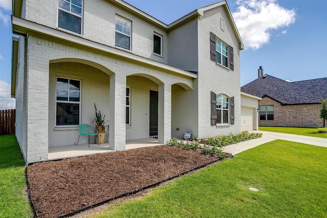 view of front facade featuring a garage and a front yard