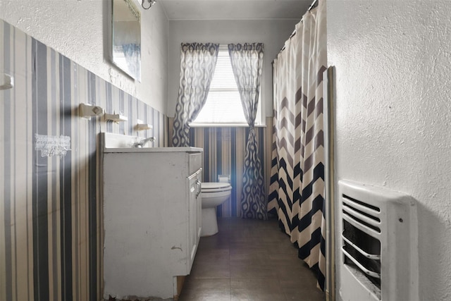 bathroom featuring a shower with curtain and toilet