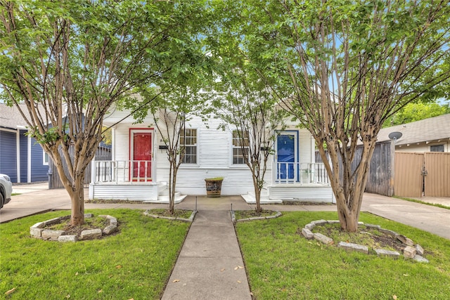 view of front of house with a front yard