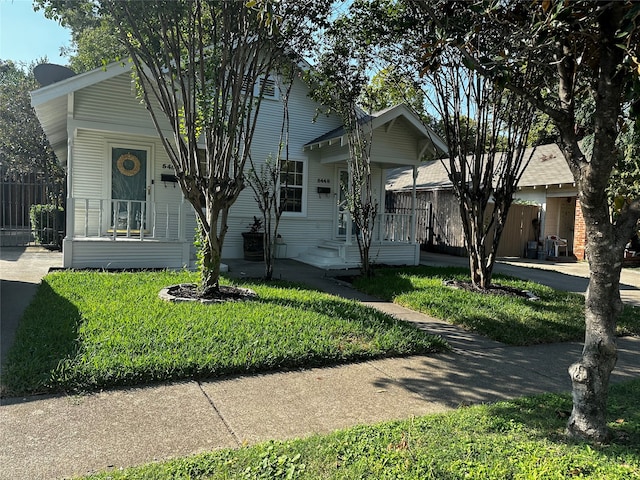 view of front of home featuring a front lawn