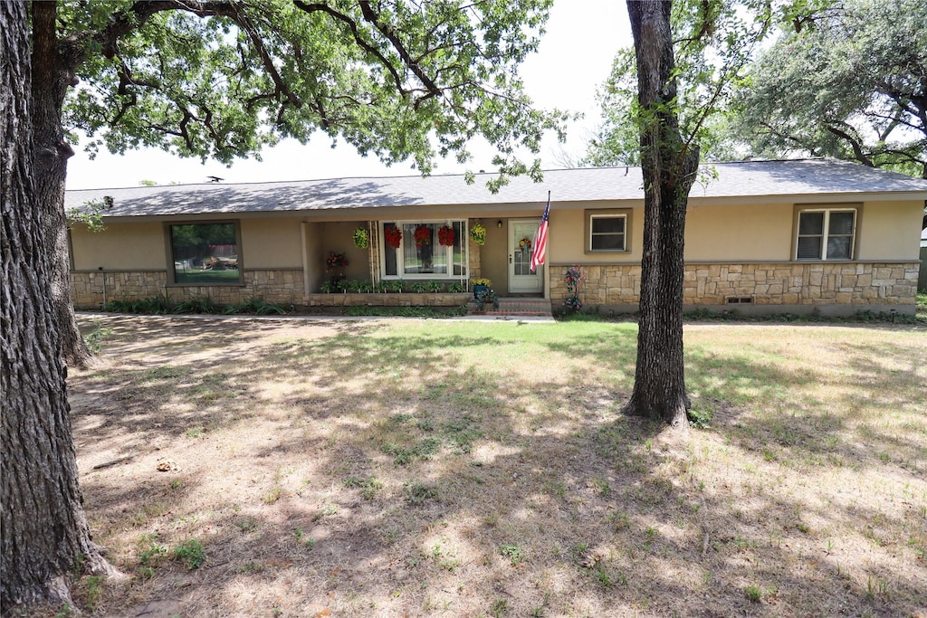 ranch-style house featuring a front lawn