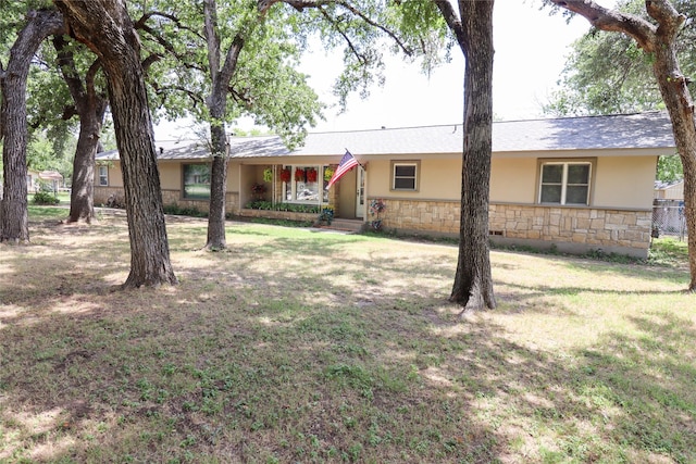 single story home with a front lawn