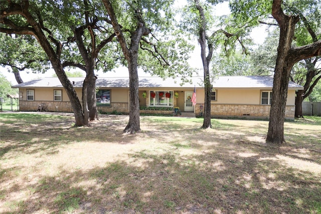 ranch-style home featuring a front lawn