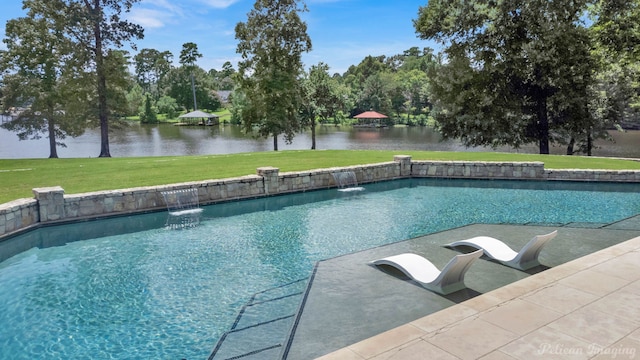 view of pool with pool water feature and a yard