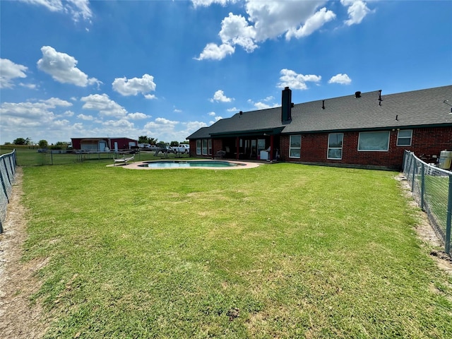 view of yard featuring a fenced in pool