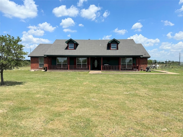 view of front of property featuring a front yard