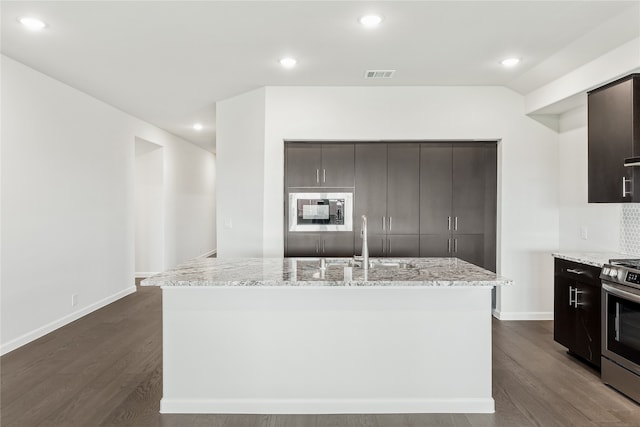 kitchen featuring stainless steel appliances, dark wood-type flooring, a kitchen island with sink, and sink