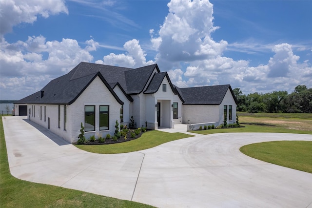 view of front of property featuring a front yard