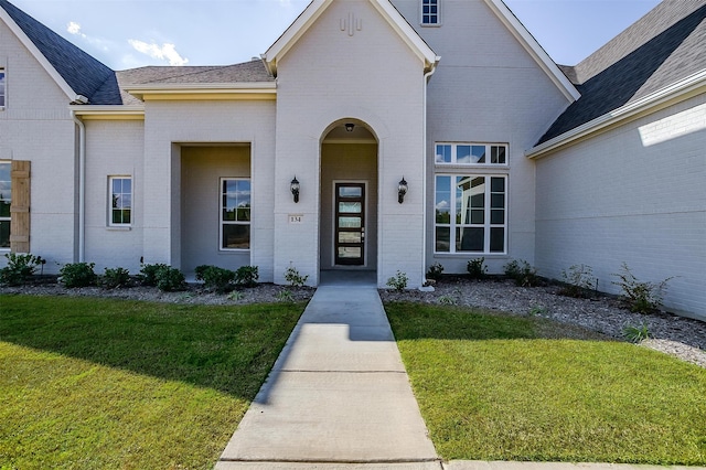 view of front of property featuring a front lawn