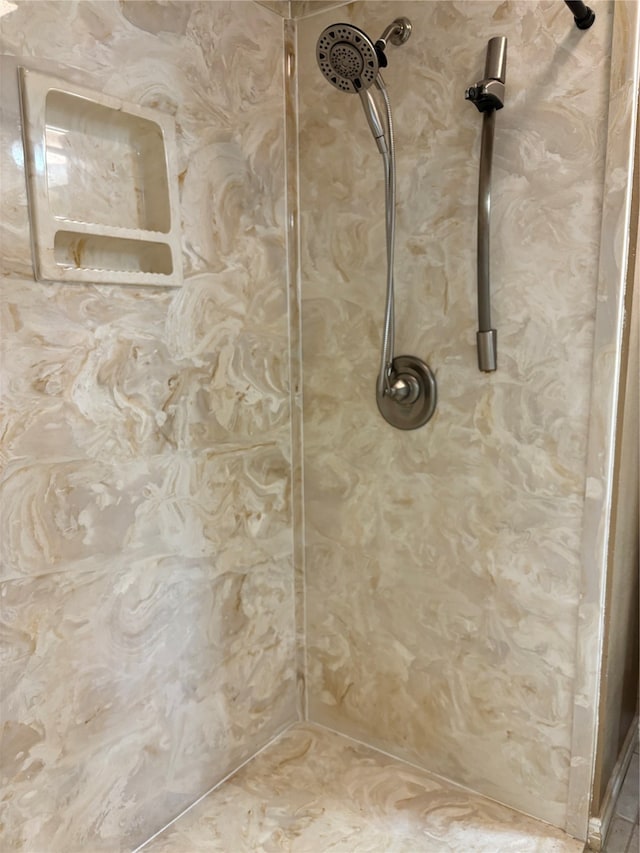 bathroom featuring tiled shower