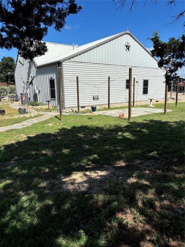 view of side of property featuring a lawn