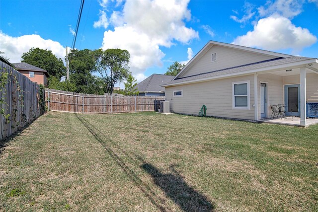 view of yard featuring a patio area