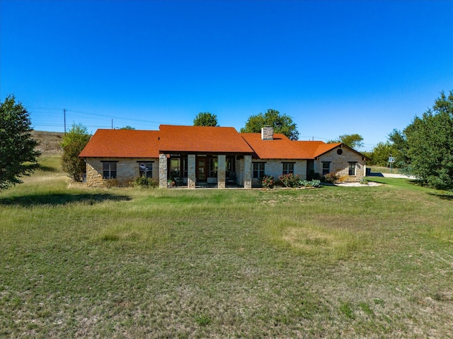 view of front of house featuring a front yard