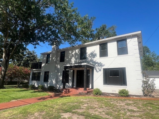 view of front of property featuring a front lawn