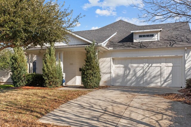 view of front facade featuring a front yard and a garage