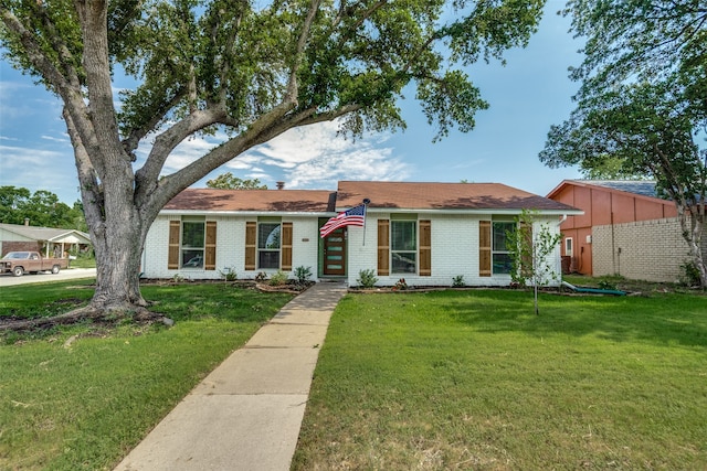 single story home featuring a front lawn